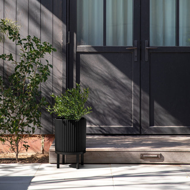 demi raised planter