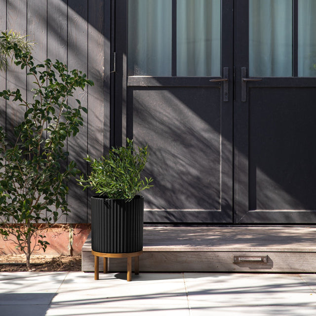 demi raised planter