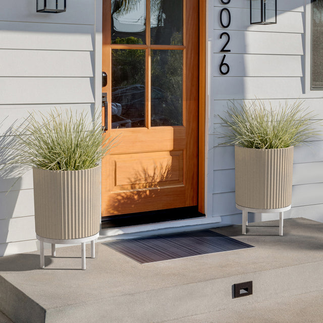 demi raised planter