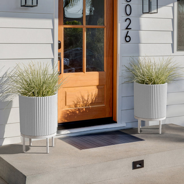 demi raised planter