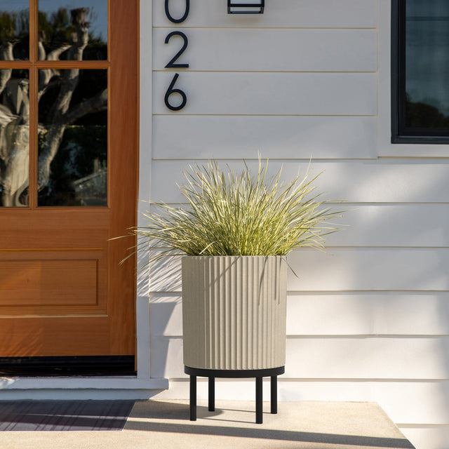 demi raised planter