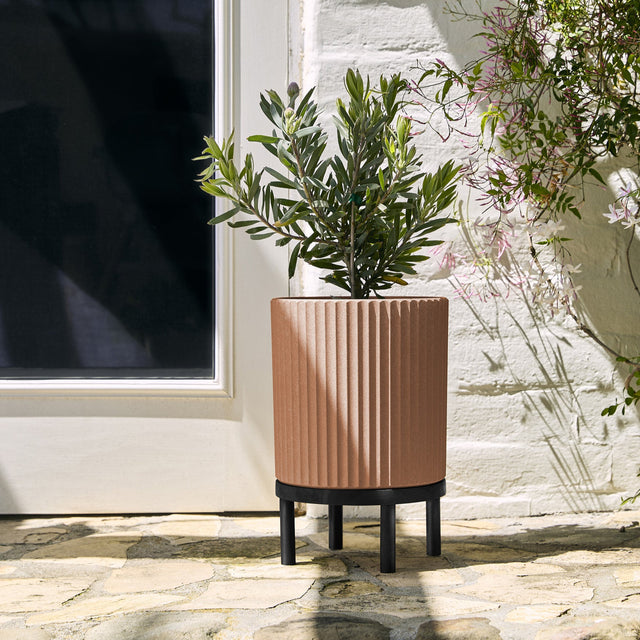 demi raised planter