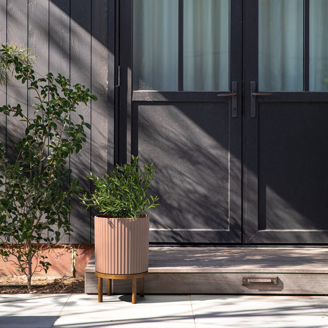 demi raised planter