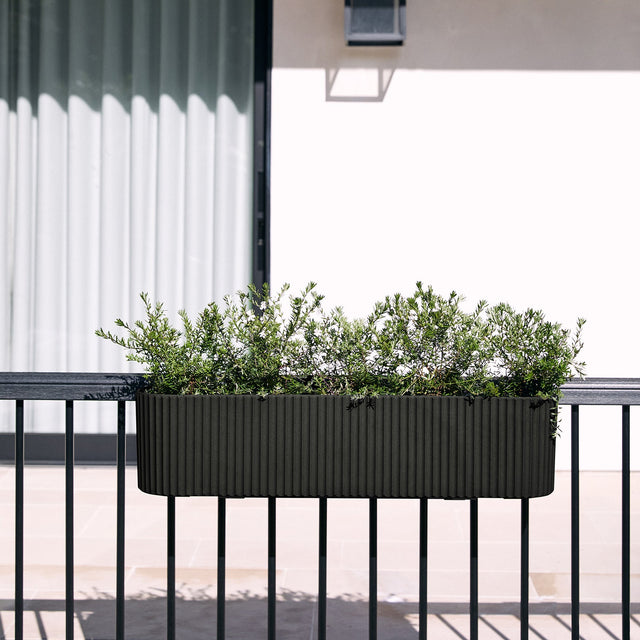 demi railing planter