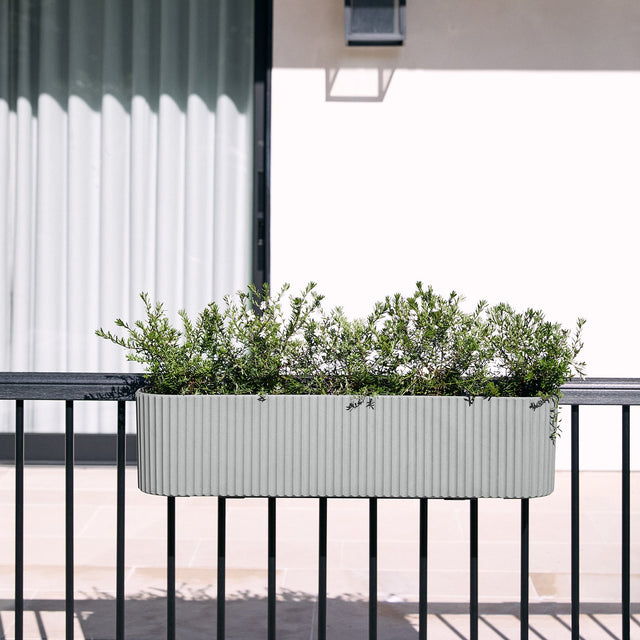 demi railing planter