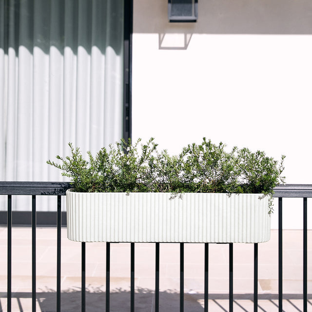 demi railing planter