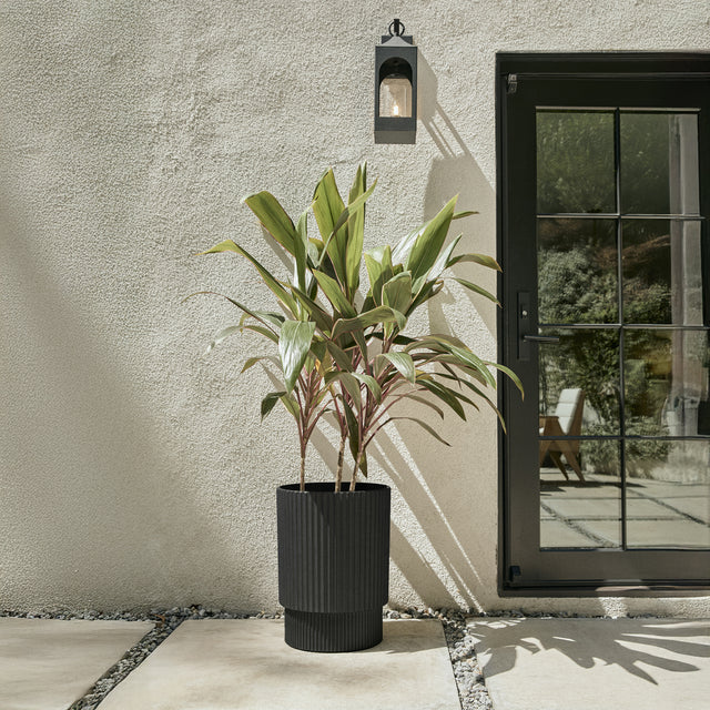 demi elevated planter