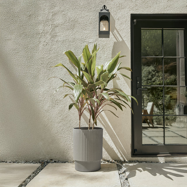 demi elevated planter