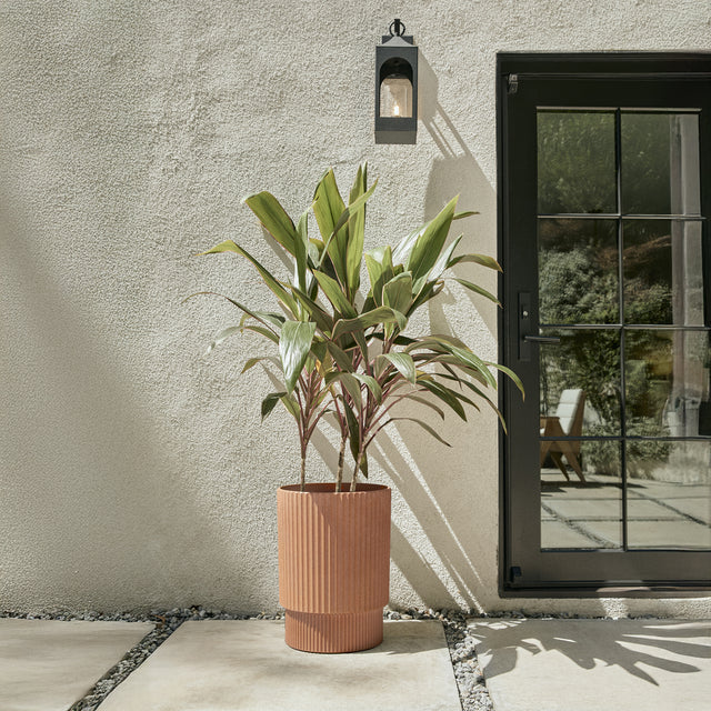 demi elevated planter