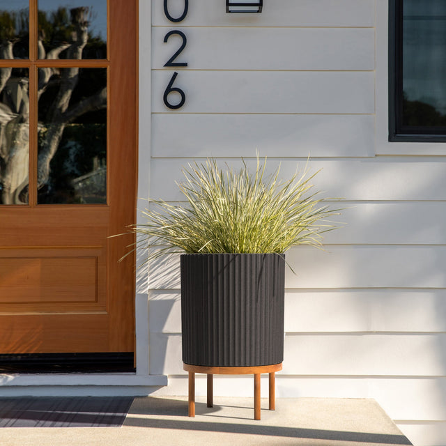 demi raised planter