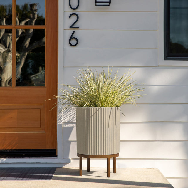 demi raised planter