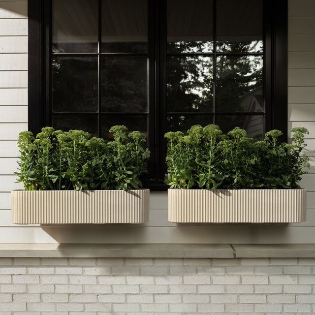 demi railing planter