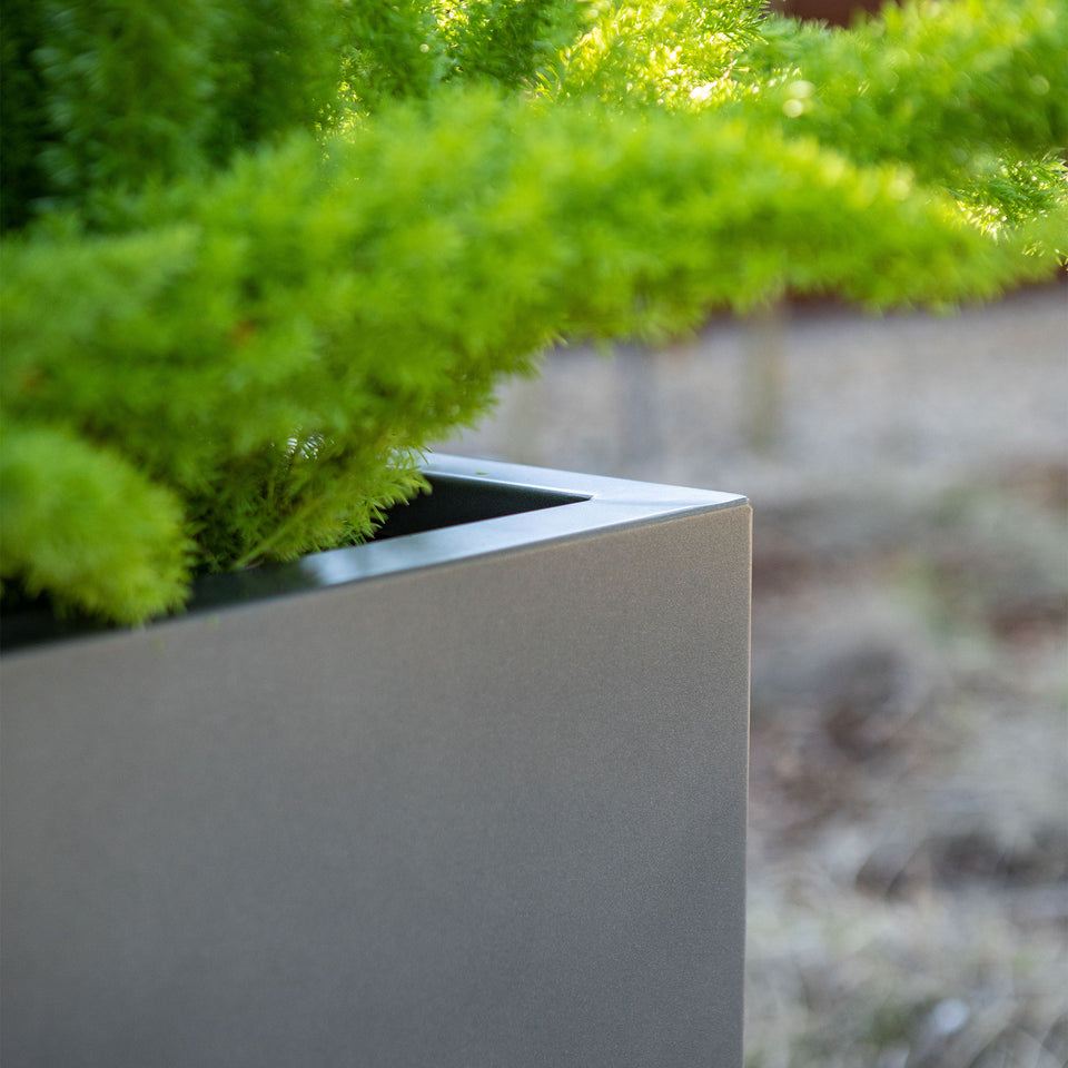 metallic span planter